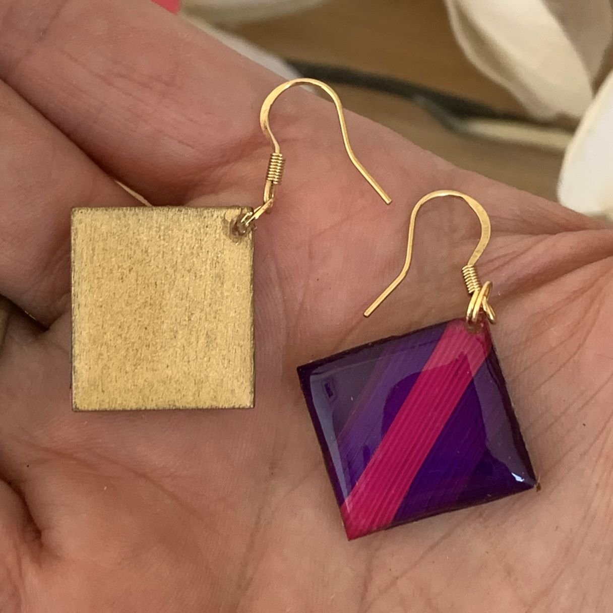 boucles d&rsquo;oreilles en marqueterie de paille violette et fuchsia et résine.jpg
