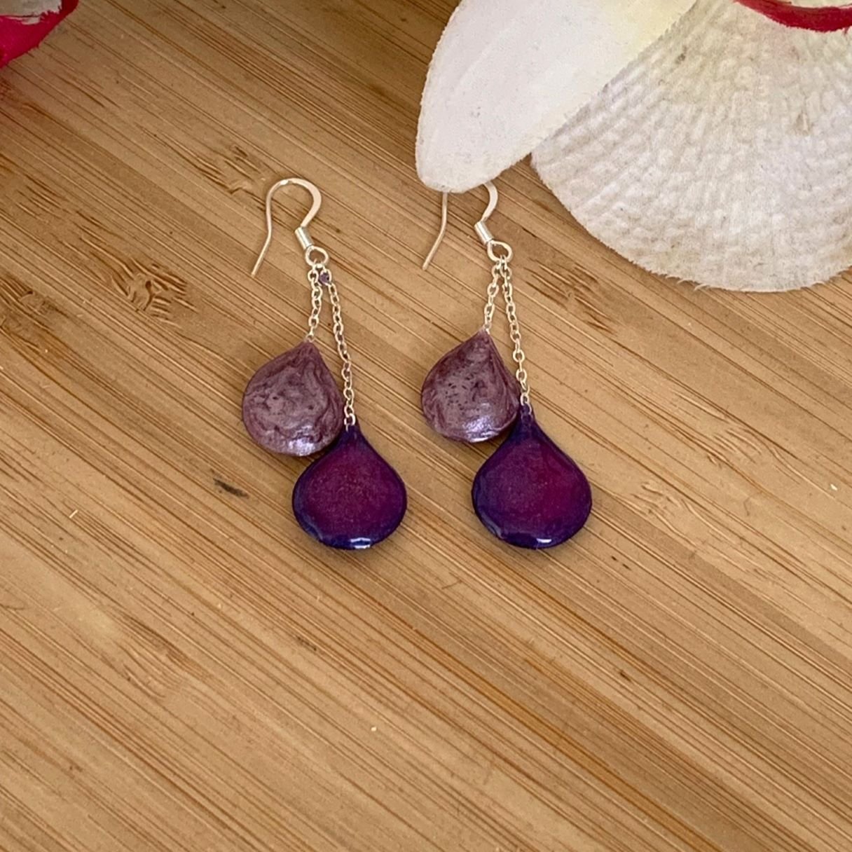 boucles d&rsquo;oreilles collection: gouttes en résine et pigments faites à main levée: Mauve.jpg