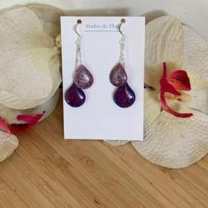 boucles d'oreilles collection: gouttes en résine et pigments faites à main levée: Mauve. Photo prise du bijou sur son support perles de pluie