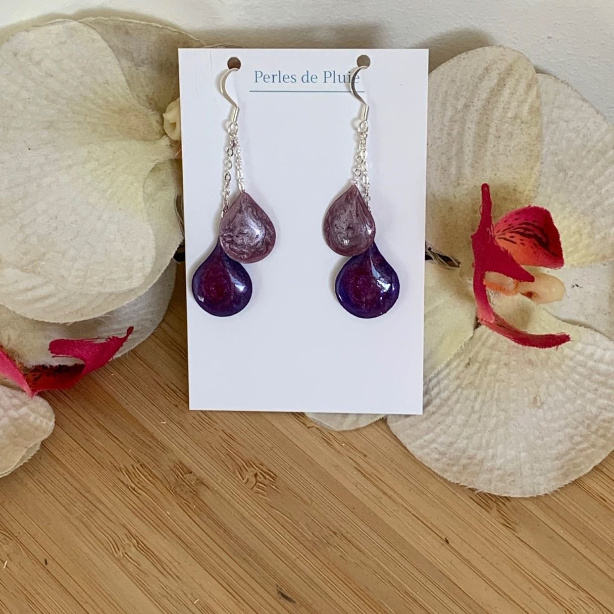 boucles d&rsquo;oreilles collection: gouttes en résine et pigments faites à main levée: Mauve.jpg