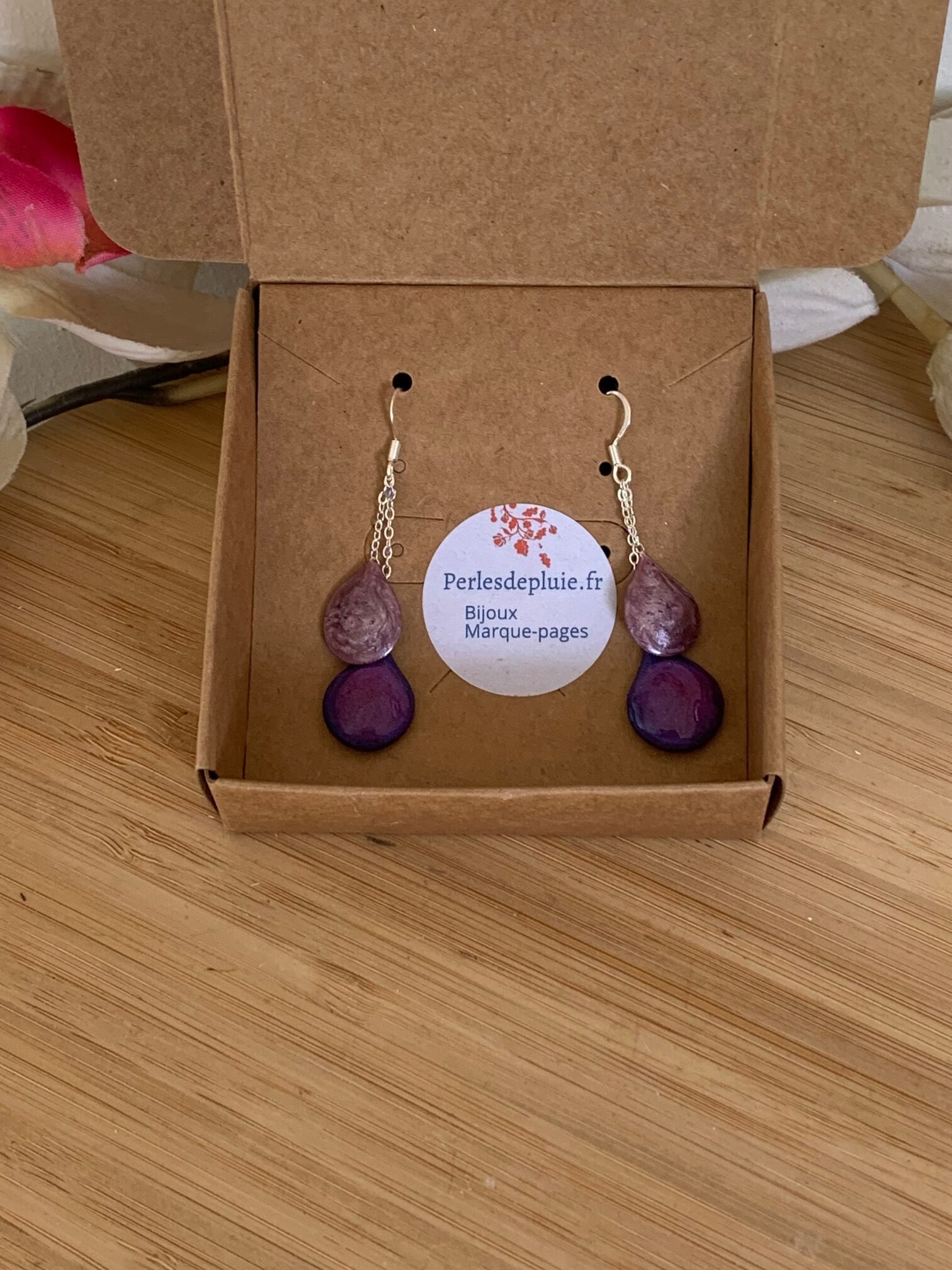 boucles d&rsquo;oreilles collection: gouttes en résine et pigments faites à main levée: Mauve.jpg