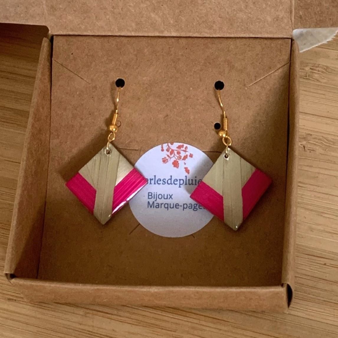 boucles d’oreilles en marqueterie de paille beige et fuchsia et résine.jpg boucles d’oreilles en marqueterie de paille beige et fuchsia et résine.jpg