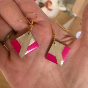 boucles d’oreilles en marqueterie de paille beige et fuchsia et résine.jpg boucles d’oreilles en marqueterie de paille beige et fuchsia et résine.jpg