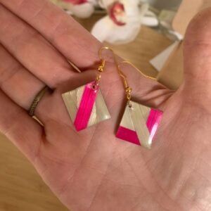 boucles d’oreilles en marqueterie de paille beige et fuchsia et résine.jpg boucles d’oreilles en marqueterie de paille beige et fuchsia et résine.jpg