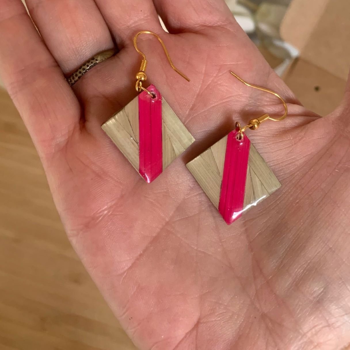 boucles d’oreilles en marqueterie de paille beige et fuchsia et résine.jpg boucles d’oreilles en marqueterie de paille beige et fuchsia et résine.jpg