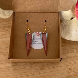 boucles d&rsquo;oreilles en marqueterie de paille lie de vin et vert d&rsquo;eau et résine.jpg