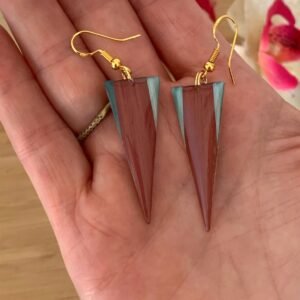 boucles d&rsquo;oreilles en marqueterie de paille lie de vin et vert d&rsquo;eau et résine.jpg