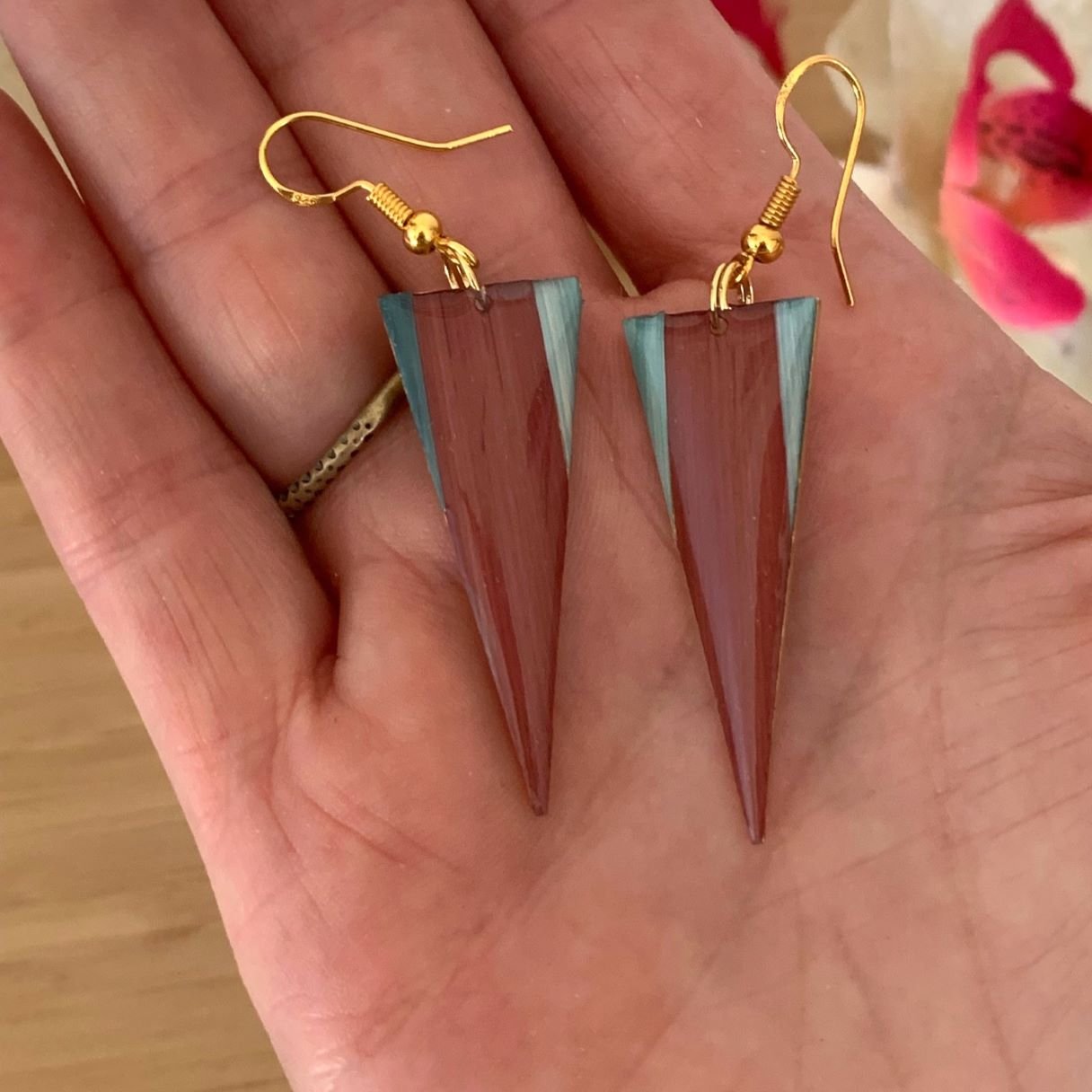 boucles d&rsquo;oreilles en marqueterie de paille lie de vin et vert d&rsquo;eau et résine.jpg