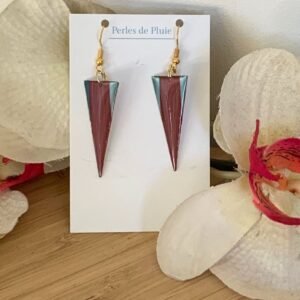 boucles d'oreilles en marqueterie de paille lie de vin et vert d'eau et résine.