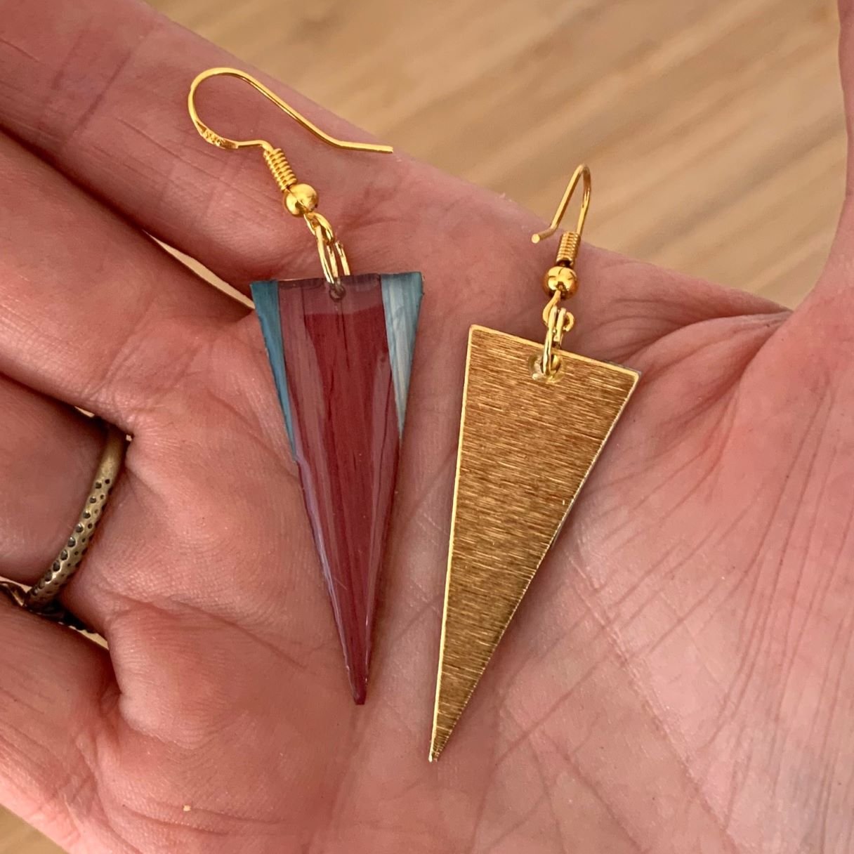 boucles d&rsquo;oreilles en marqueterie de paille lie de vin et vert d&rsquo;eau et résine.jpg