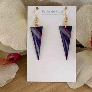 boucles d'oreilles en marqueterie de paille nuances de violet, vert d'eau, fuchsia et résine.