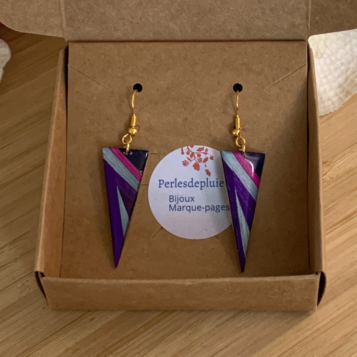 boucles d’oreilles en marqueterie de paille nuances de violet, vert d’eau, fuchsia et résine.jpg boucles d’oreilles en marqueterie de paille nuances de violet, vert d’eau, fuchsia et résine.jpg
