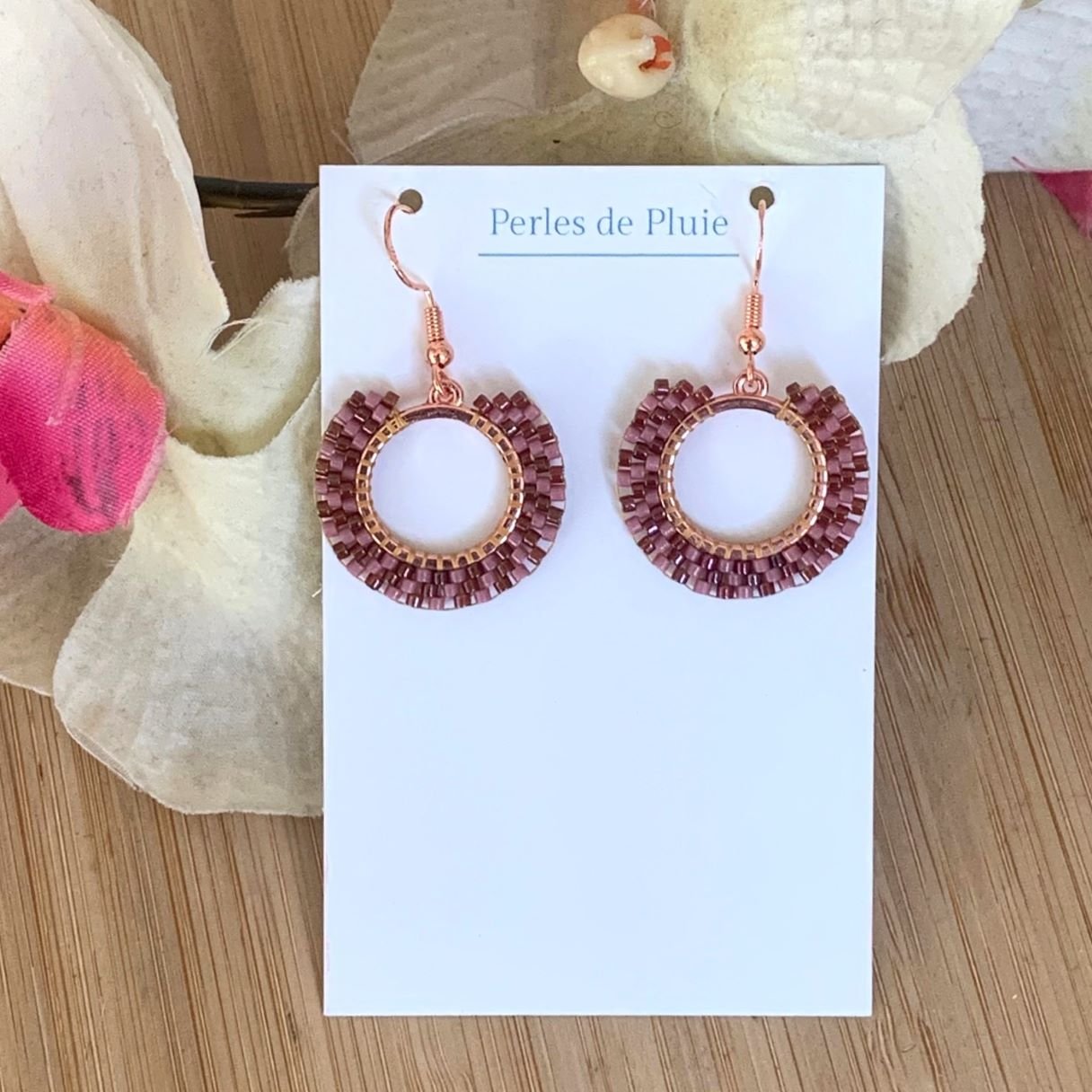 petites créoles en perles miyuki tissées à la main mauve et violet,or rose.jpg petites créoles en perles miyuki tissées à la main mauve et violet,or rose.jpg