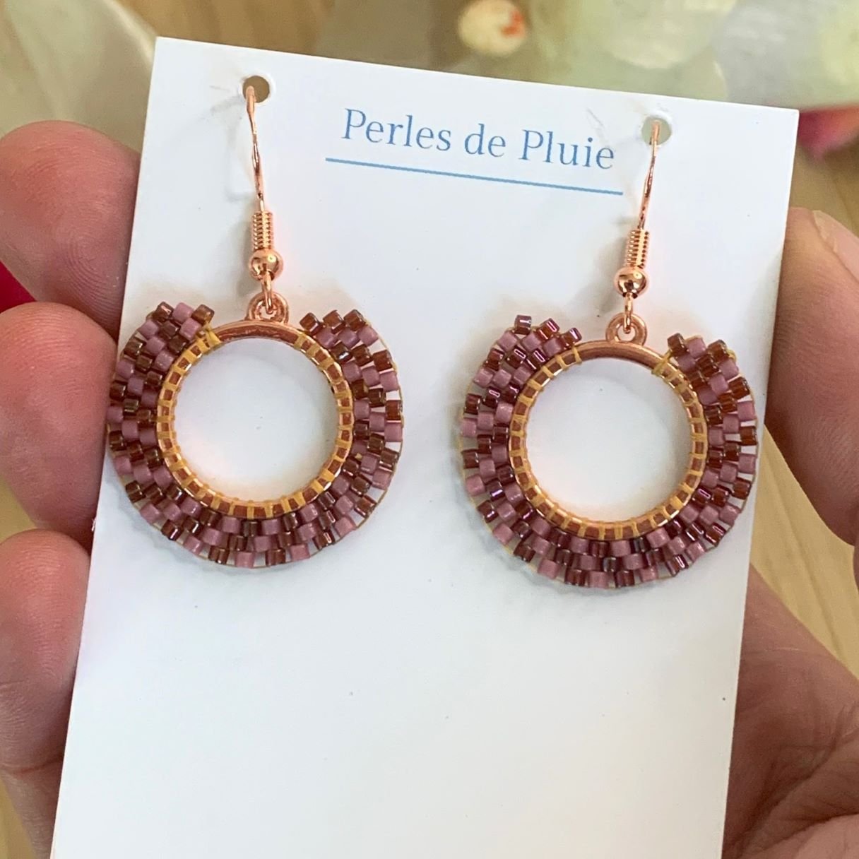 petites créoles en perles miyuki tissées à la main mauve et violet, or rose.jpg petites créoles en perles miyuki tissées à la main mauve et violet, or rose.jpg