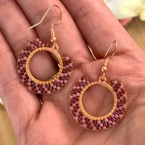petites créoles en perles miyuki tissées à la main mauve et violet, or rose.jpg petites créoles en perles miyuki tissées à la main mauve et violet, or rose.jpg