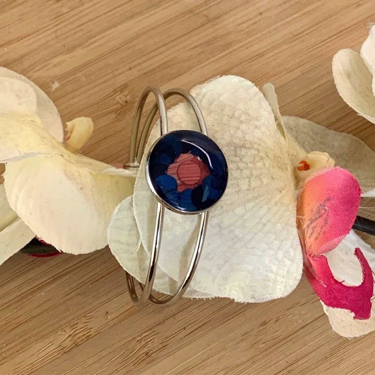 Bracelet jonc en paille de seigle bleue et résine.jpg