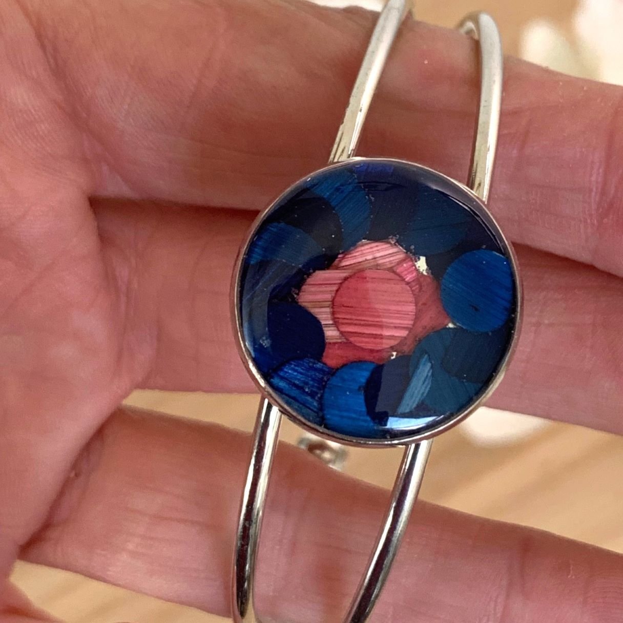 Bracelet jonc en paille de seigle bleue et résine.jpg