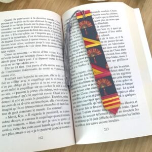 Marque-pages en marqueterie de paille rouge et or et papier japonais aux dessins d&rsquo;éventails.jpg