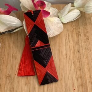 Marque-pages en marqueterie de paille rouge et noir, deux designs différents sur chaque face