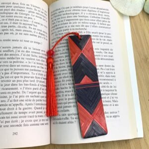 Marque-pages en marqueterie de paille rouge et noir, deux designs différents sur chaque face.jpg Marque-pages en marqueterie de paille rouge et noir, deux designs différents sur chaque face.jpg