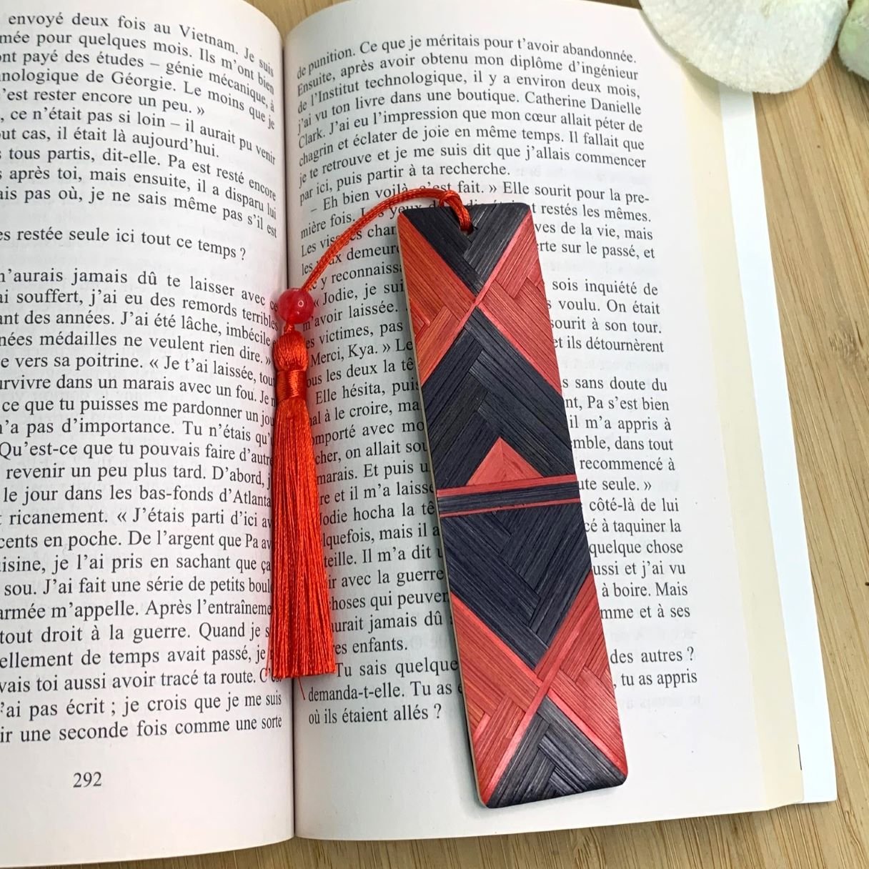 Marque-pages en marqueterie de paille rouge et noir, deux designs différents sur chaque face.jpg Marque-pages en marqueterie de paille rouge et noir, deux designs différents sur chaque face.jpg