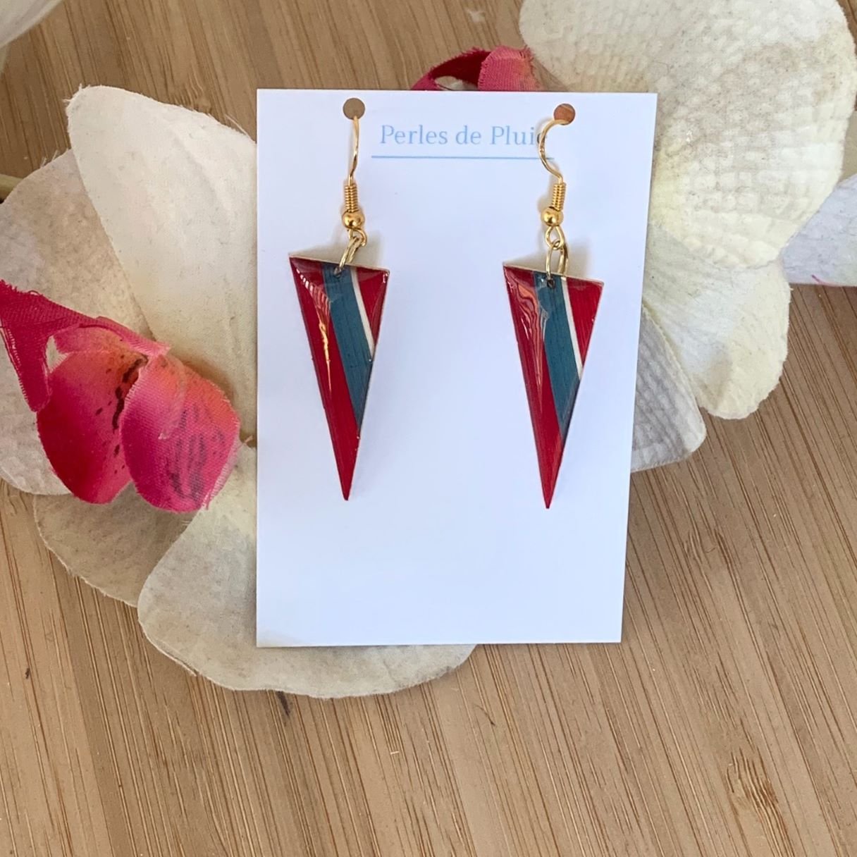 boucles d’oreilles en marqueterie de paille nuances de rouge, vert d’eau, beige doré et résine.jpg boucles d’oreilles en marqueterie de paille nuances de rouge, vert d’eau, beige doré et résine.jpg