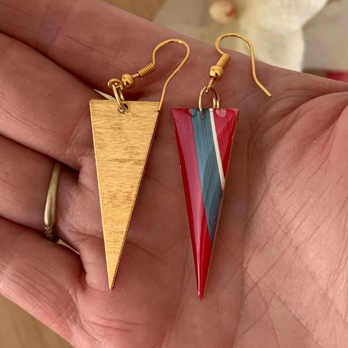 boucles d’oreilles en marqueterie de paille nuances de rouge, vert d’eau, beige doré et résine.jpg boucles d’oreilles en marqueterie de paille nuances de rouge, vert d’eau, beige doré et résine.jpg