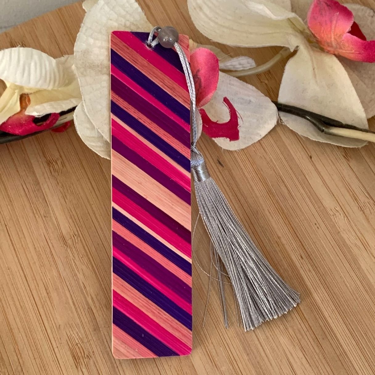 Marque-pages en marqueterie de paille rose et violet, deux designs différents sur chaque face.jpg Marque-pages en marqueterie de paille rose et violet, deux designs différents sur chaque face.jpg