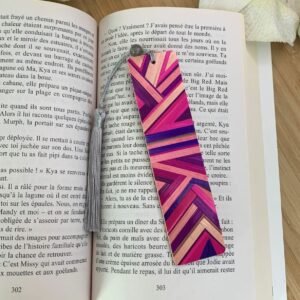 Marque-pages en marqueterie de paille rose et violet, deux designs différents sur chaque face.jpg Marque-pages en marqueterie de paille rose et violet, deux designs différents sur chaque face.jpg