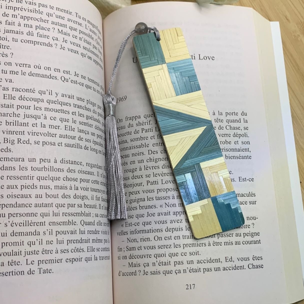 Marque-pages en marqueterie de paille beige et vert, deux designs différents sur chaque face.jpg