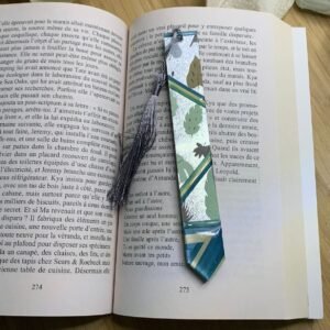 Marque-pages en marqueterie de paille verte et beige, papier glitter aux dessins de feuilles.jpg Marque-pages en marqueterie de paille verte et beige, papier glitter aux dessins de feuilles.jpg