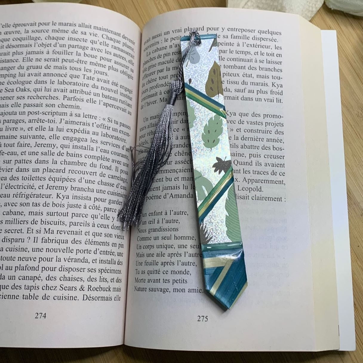 Marque-pages en marqueterie de paille verte et beige, papier glitter aux dessins de feuilles.jpg Marque-pages en marqueterie de paille verte et beige, papier glitter aux dessins de feuilles.jpg