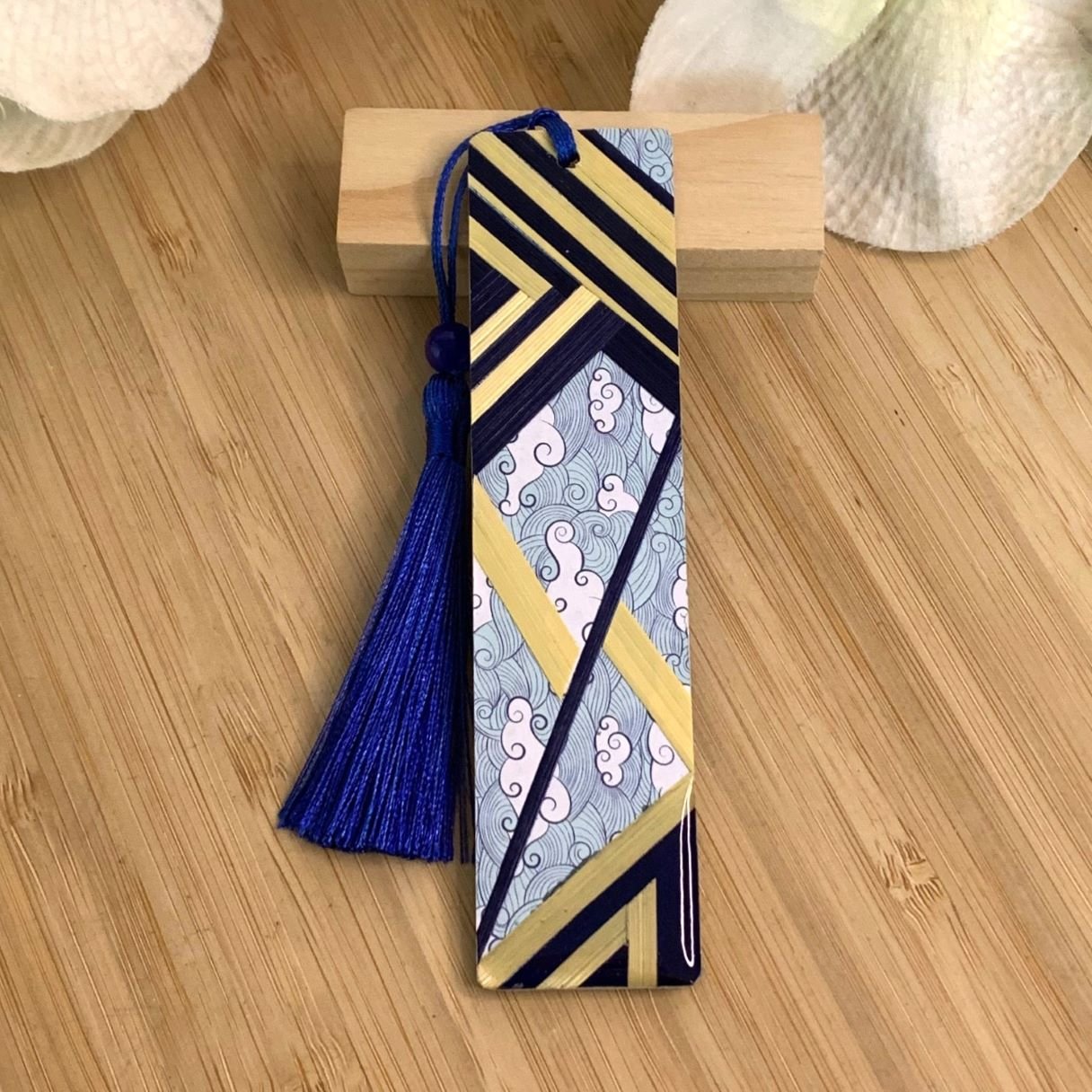Marque-pages en marqueterie de paille bleue et beige, papier japonais et résine.jpg