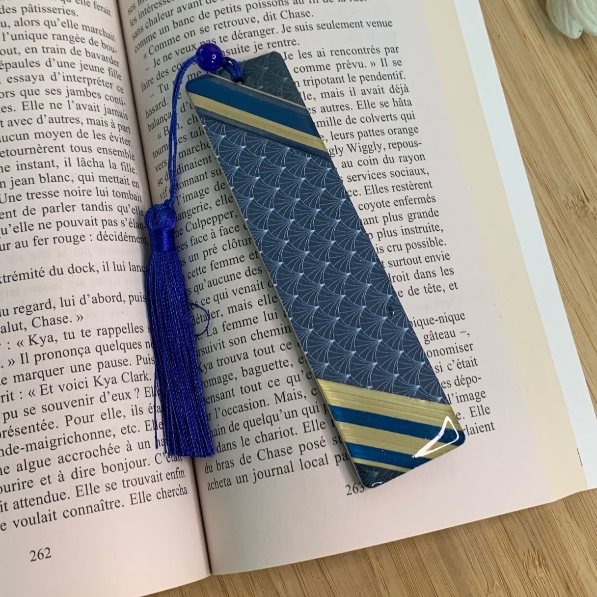 Marque-pages en marqueterie de paille bleue et beige, papier japonais et résine.jpg
