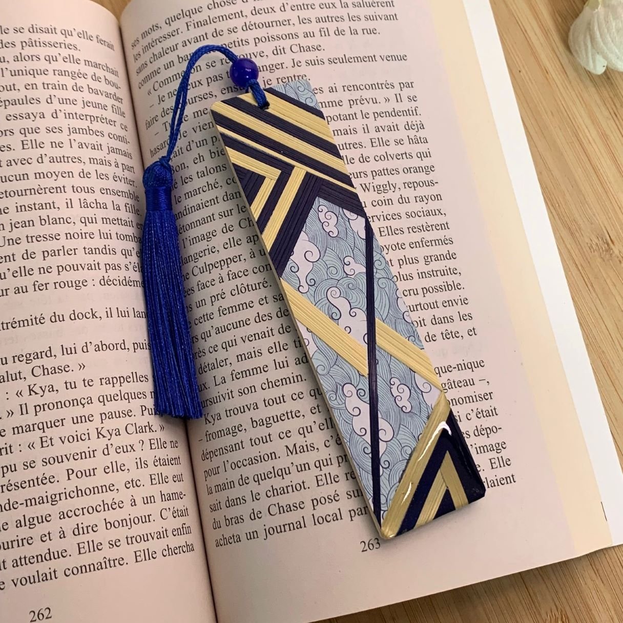 Marque-pages en marqueterie de paille bleue et beige, papier japonais et résine.jpg