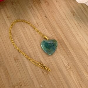 Pendentif cœur artisanal vert jade en céramique, et pigments sur chaîne dorée