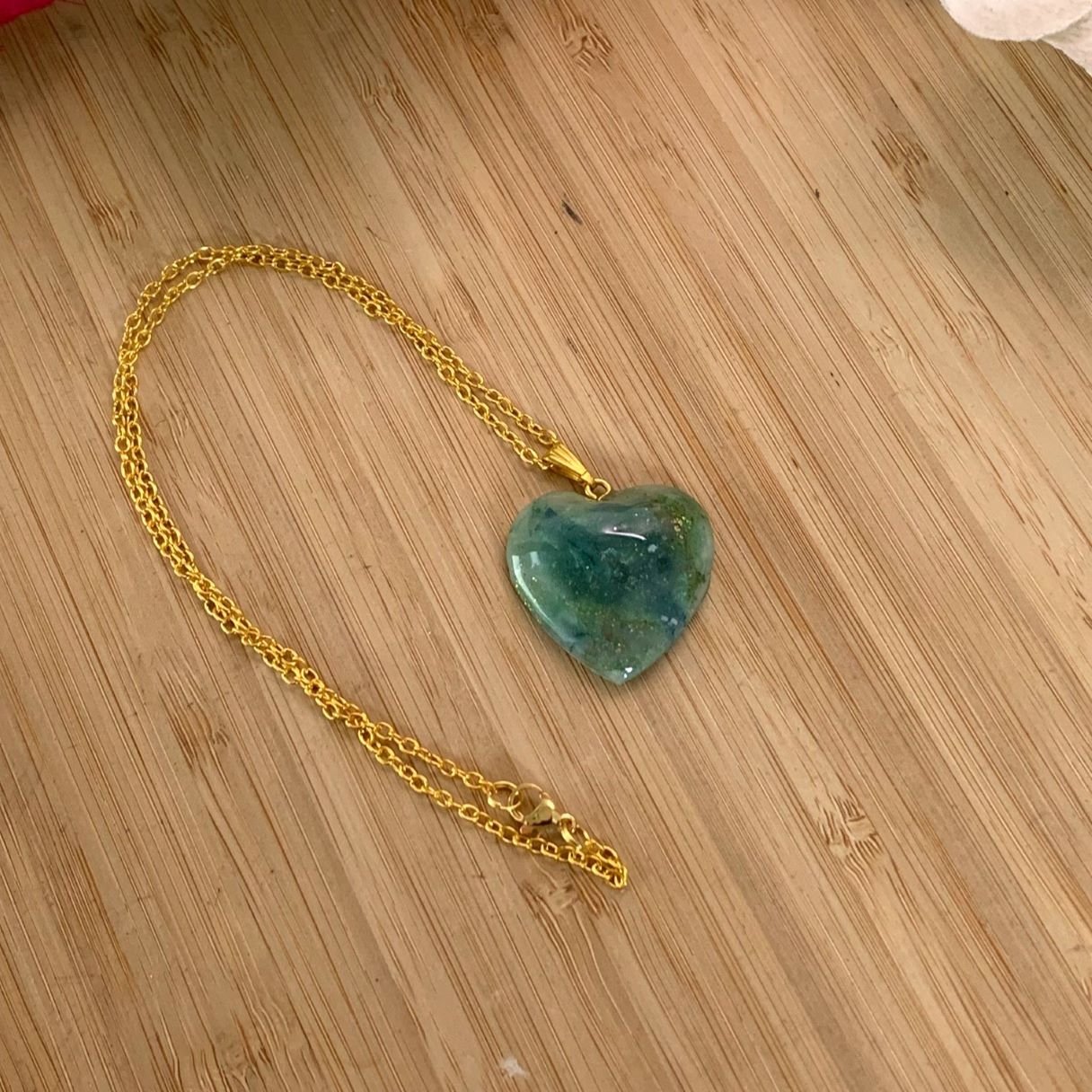 Pendentif cœur artisanal vert jade en céramique, et pigments sur chaîne dorée.jpg