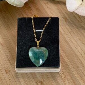 Pendentif cœur artisanal vert jade en céramique, et pigments sur chaîne dorée.jpg