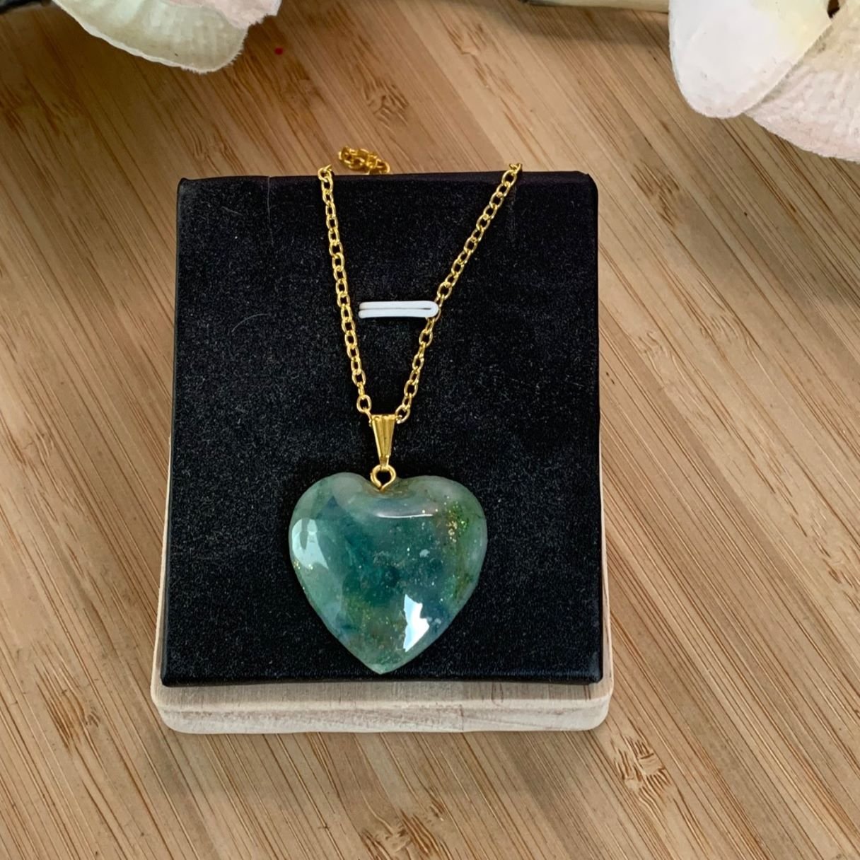 Pendentif cœur artisanal vert jade en céramique, et pigments sur chaîne dorée.jpg