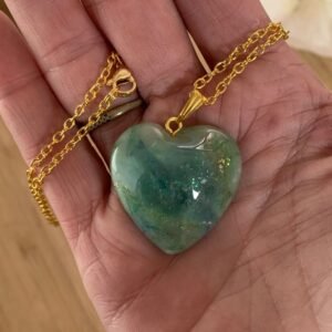 Pendentif cœur artisanal vert jade en céramique, et pigments sur chaîne dorée.jpg