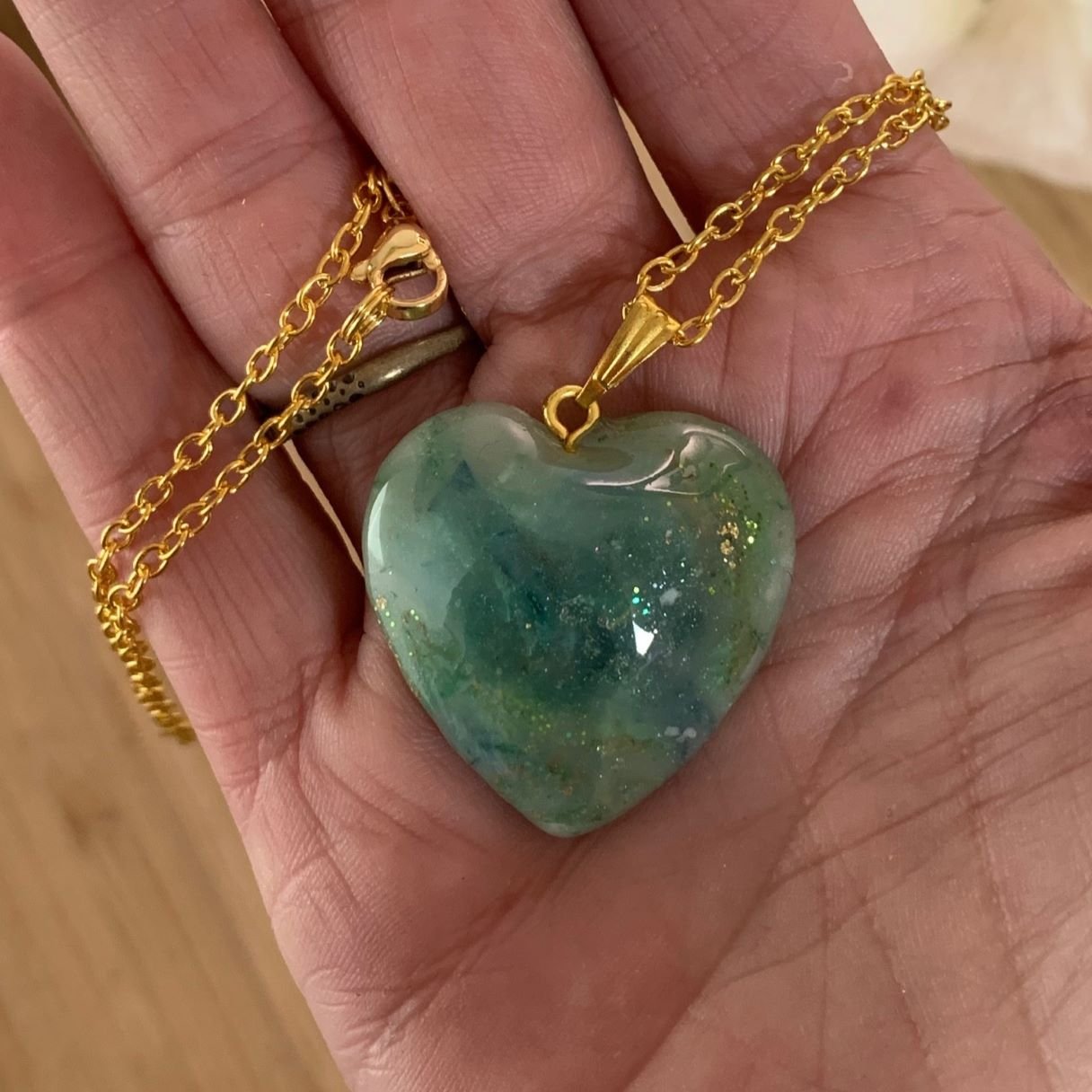 Pendentif cœur artisanal vert jade en céramique, et pigments sur chaîne dorée.jpg