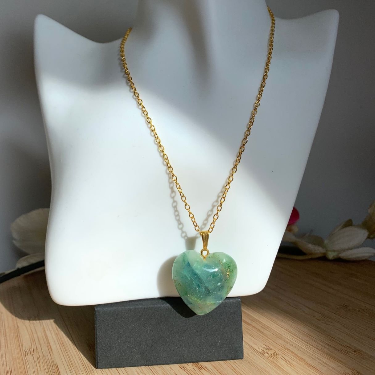 Pendentif cœur artisanal vert jade en céramique, et pigments sur chaîne dorée.jpg